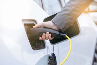 „Nejhorší je zraněné ego ve staré Ofci,“ přiznává peripetie majitel elektromobilu - Médium.cz
